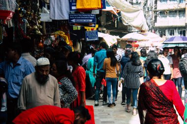 Katmandu Nepal 1 Eylül 2018 bilinmeyenli Nepalce insanlar sabah Chhetrapati Kare Kathmandu Caddesi'nde yürürken görünümünü