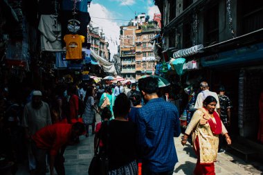 Katmandu Nepal 1 Eylül 2018 bilinmeyenli Nepalce insanlar sabah Chhetrapati Kare Kathmandu Caddesi'nde yürürken görünümünü