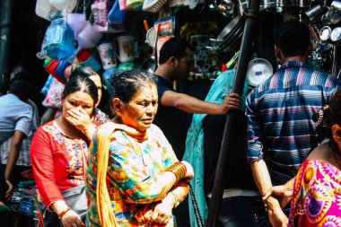 Katmandu Nepal 1 Eylül 2018 bilinmeyenli Nepalce insanlar sabah Chhetrapati Kare Kathmandu Caddesi'nde yürürken görünümünü