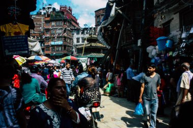 Katmandu Nepal 1 Eylül 2018 bilinmeyenli Nepalce insanlar sabah Chhetrapati Kare Kathmandu Caddesi'nde yürürken görünümünü