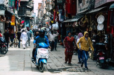 Katmandu Nepal 1 Eylül 2018 bilinmeyenli Nepalce insanlar sabah Chhetrapati Kare Kathmandu Caddesi'nde yürürken görünümünü
