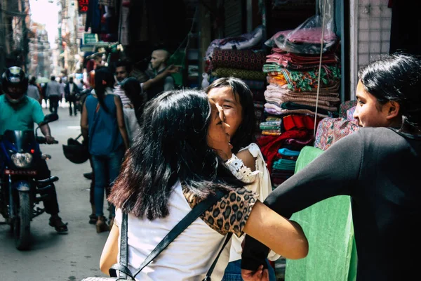 Kathmandu Nepal Syyskuu 2018 Näkymä Tuntemattomille Nepalin Ihmisille Kävelemässä Kadulla — kuvapankkivalokuva