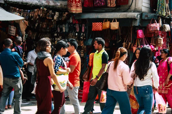 Katmandu Nepal 1 Eylül 2018 bilinmeyenli Nepalce insanlar sabah Chhetrapati Kare Kathmandu Caddesi'nde yürürken görünümünü