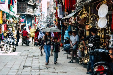 Katmandu Nepal 1 Eylül 2018 bilinmeyenli Nepalce insanlar sabah Chhetrapati Kare Kathmandu Caddesi'nde yürürken görünümünü
