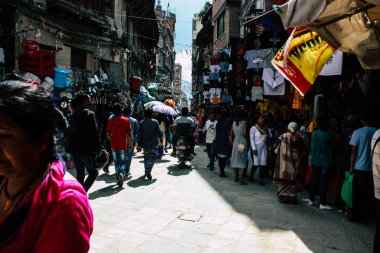 Katmandu Nepal 1 Eylül 2018 bilinmeyenli Nepalce insanlar sabah Chhetrapati Kare Kathmandu Caddesi'nde yürürken görünümünü
