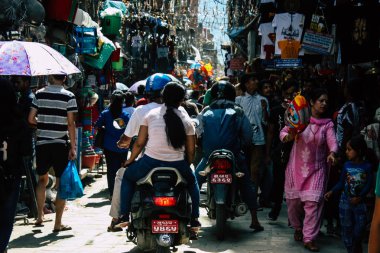 Katmandu Nepal 1 Eylül 2018 bilinmeyenli Nepalce insanlar sabah Chhetrapati Kare Kathmandu Caddesi'nde yürürken görünümünü