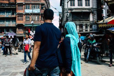 Katmandu Nepal 1 Eylül 2018 bilinmeyenli Nepalce insanlar sabah Chhetrapati Kare Kathmandu Caddesi'nde yürürken görünümünü