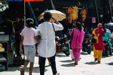 Katmandu Nepal 1 Eylül 2018 bilinmeyenli Nepalce insanlar sabah Chhetrapati Kare Kathmandu Caddesi'nde yürürken görünümünü