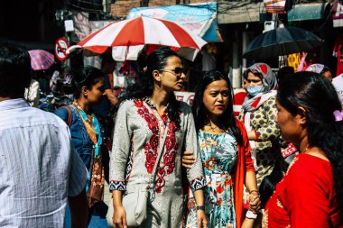 Katmandu Nepal 1 Eylül 2018 bilinmeyenli Nepalce insanlar sabah Chhetrapati Kare Kathmandu Caddesi'nde yürürken görünümünü