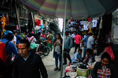 Katmandu Nepal 1 Eylül 2018 bilinmeyenli Nepalce insanlar sabah Chhetrapati Kare Kathmandu Caddesi'nde yürürken görünümünü
