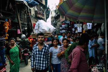 Katmandu Nepal 1 Eylül 2018 bilinmeyenli Nepalce insanlar sabah Chhetrapati Kare Kathmandu Caddesi'nde yürürken görünümünü