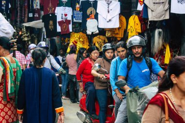 Katmandu Nepal 1 Eylül 2018 bilinmeyenli Nepalce insanlar sabah Chhetrapati Kare Kathmandu Caddesi'nde yürürken görünümünü