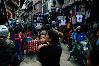 Katmandu Nepal 1 Eylül 2018 bilinmeyenli Nepalce insanlar sabah Chhetrapati Kare Kathmandu Caddesi'nde yürürken görünümünü