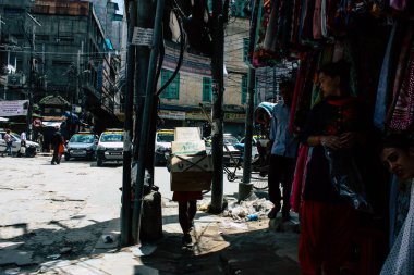 Katmandu Nepal 1 Eylül 2018 bilinmeyenli Nepalce insanlar sabah Chhetrapati Kare Kathmandu Caddesi'nde yürürken görünümünü