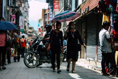 Katmandu Nepal 1 Eylül 2018 bilinmeyenli Nepalce insanlar sabah Chhetrapati Kare Kathmandu Caddesi'nde yürürken görünümünü