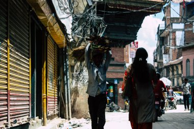 Katmandu Nepal 1 Eylül 2018 bilinmeyenli Nepalce insanlar sabah Chhetrapati Kare Kathmandu Caddesi'nde yürürken görünümünü