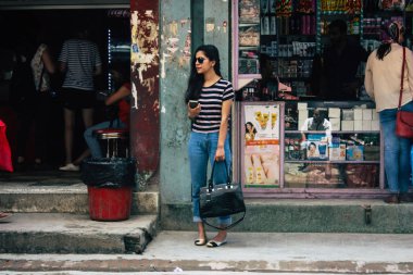 Katmandu Nepal 1 Eylül 2018 bilinmeyenli Nepalce insanlar sabah Chhetrapati Kare Kathmandu Caddesi'nde yürürken görünümünü