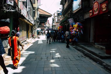 Katmandu Nepal 1 Eylül 2018 bilinmeyenli Nepalce insanlar sabah Chhetrapati Kare Kathmandu Caddesi'nde yürürken görünümünü