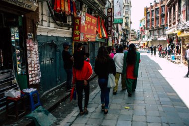 Katmandu Nepal 1 Eylül 2018 bilinmeyenli Nepalce insanlar sabah Chhetrapati Kare Kathmandu Caddesi'nde yürürken görünümünü