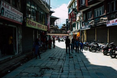 Katmandu Nepal 1 Eylül 2018 bilinmeyenli Nepalce insanlar sabah Chhetrapati Kare Kathmandu Caddesi'nde yürürken görünümünü