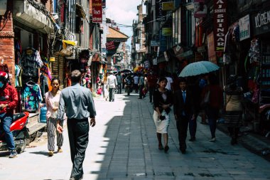 Katmandu Nepal 1 Eylül 2018 bilinmeyenli Nepalce insanlar sabah Chhetrapati Kare Kathmandu Caddesi'nde yürürken görünümünü