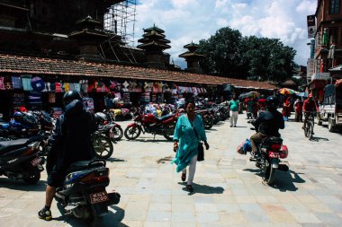 Katmandu Nepal 1 Eylül 2018 bilinmeyenli Nepalce insanlar sabah Chhetrapati Kare Kathmandu Caddesi'nde yürürken görünümünü