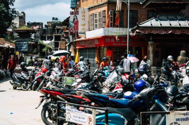 Katmandu Nepal 1 Eylül 2018 bilinmeyenli Nepalce insanlar sabah Chhetrapati Kare Kathmandu Caddesi'nde yürürken görünümünü
