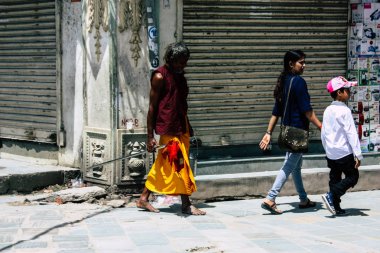 Katmandu Nepal 1 Eylül 2018 bilinmeyenli Nepalce insanlar sabah Chhetrapati Kare Kathmandu Caddesi'nde yürürken görünümünü