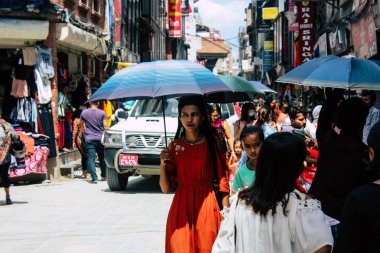 Katmandu Nepal 1 Eylül 2018 bilinmeyenli Nepalce insanlar sabah Chhetrapati Kare Kathmandu Caddesi'nde yürürken görünümünü