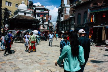 Katmandu Nepal 1 Eylül 2018 bilinmeyenli Nepalce insanlar sabah Chhetrapati Kare Kathmandu Caddesi'nde yürürken görünümünü