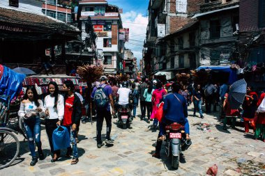 Katmandu Nepal 1 Eylül 2018 bilinmeyenli Nepalce insanlar sabah Chhetrapati Kare Kathmandu Caddesi'nde yürürken görünümünü
