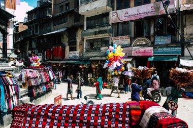 Katmandu Nepal 1 Eylül 2018 bilinmeyenli Nepalce insanlar sabah Chhetrapati Kare Kathmandu Caddesi'nde yürürken görünümünü