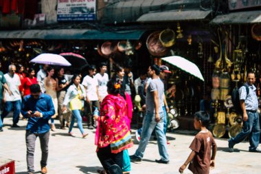 Katmandu Nepal 1 Eylül 2018 bilinmeyenli Nepalce insanlar sabah Chhetrapati Kare Kathmandu Caddesi'nde yürürken görünümünü