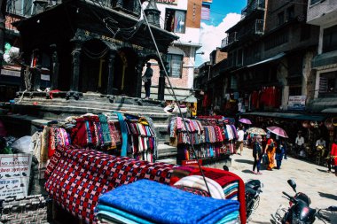Katmandu Nepal 1 Eylül 2018 bilinmeyenli Nepalce insanlar sabah Chhetrapati Kare Kathmandu Caddesi'nde yürürken görünümünü