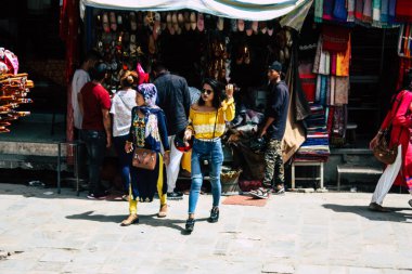 Katmandu Nepal 1 Eylül 2018 bilinmeyenli Nepalce insanlar sabah Chhetrapati Kare Kathmandu Caddesi'nde yürürken görünümünü