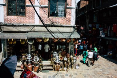 Katmandu Nepal 1 Eylül 2018 bilinmeyenli Nepalce insanlar sabah Chhetrapati Kare Kathmandu Caddesi'nde yürürken görünümünü
