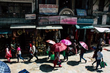 Katmandu Nepal 1 Eylül 2018 bilinmeyenli Nepalce insanlar sabah Chhetrapati Kare Kathmandu Caddesi'nde yürürken görünümünü