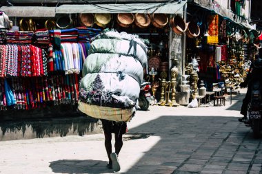 Katmandu Nepal 1 Eylül 2018 Katmandu Nepal sokakta yürüme geleneksel Nepalce porter görünümünü