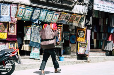 Katmandu Nepal 1 Eylül 2018 Katmandu Nepal sokakta yürüme geleneksel Nepalce porter görünümünü
