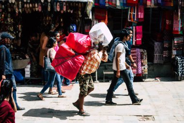 Katmandu Nepal 1 Eylül 2018 Katmandu Nepal sokakta yürüme geleneksel Nepalce porter görünümünü