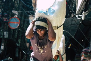 Katmandu Nepal 1 Eylül 2018 Katmandu Nepal sokakta yürüme geleneksel Nepalce porter görünümünü