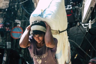 Katmandu Nepal 1 Eylül 2018 Katmandu Nepal sokakta yürüme geleneksel Nepalce porter görünümünü