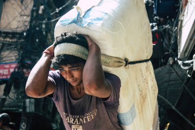 Katmandu Nepal 1 Eylül 2018 Katmandu Nepal sokakta yürüme geleneksel Nepalce porter görünümünü