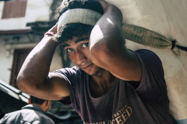 Katmandu Nepal 1 Eylül 2018 Katmandu Nepal sokakta yürüme geleneksel Nepalce porter görünümünü