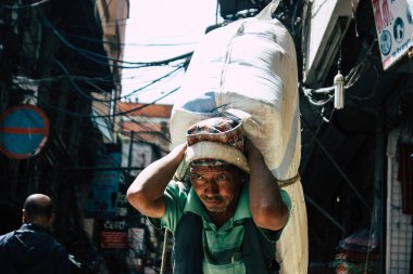 Katmandu Nepal 1 Eylül 2018 Katmandu Nepal sokakta yürüme geleneksel Nepalce porter görünümünü