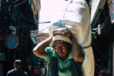Katmandu Nepal 1 Eylül 2018 Katmandu Nepal sokakta yürüme geleneksel Nepalce porter görünümünü
