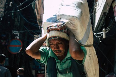 Katmandu Nepal 1 Eylül 2018 Katmandu Nepal sokakta yürüme geleneksel Nepalce porter görünümünü