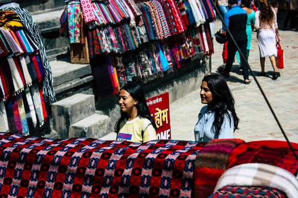 Katmandu Nepal 1 Eylül 2018 bilinmeyenli Nepalce insanlar sabah Chhetrapati Kare Kathmandu Caddesi'nde yürürken görünümünü