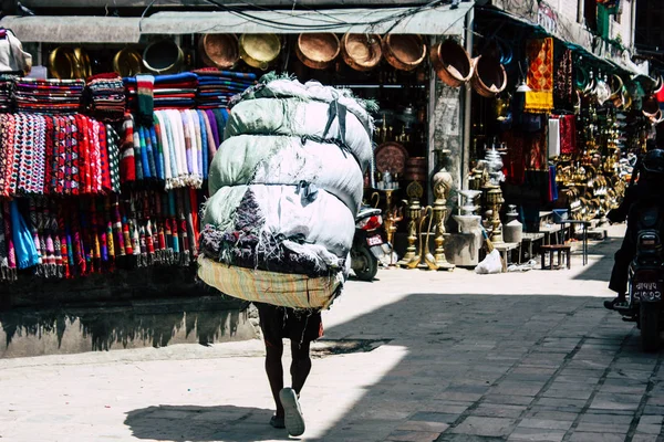 Kathmandu Nepal Setembro 2018 Vista Tradicional Porteiro Nepalês Andando Rua — Fotografia de Stock