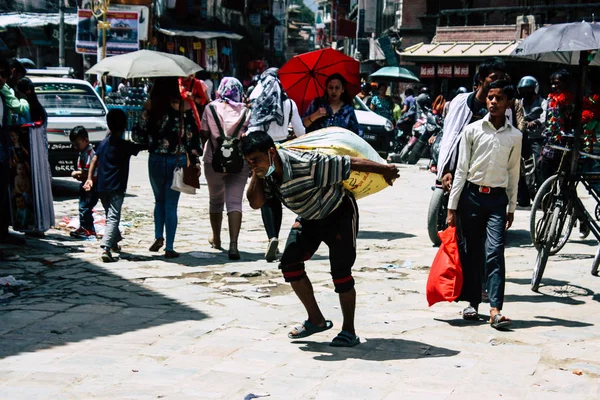 Kathmandu Nepal Setembro 2018 Vista Tradicional Porteiro Nepalês Andando Rua — Fotografia de Stock